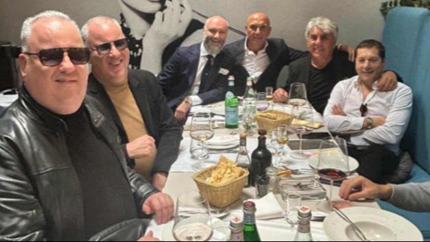 Sastalo se društvo: Braća Matić, Aco Pejović, Duško Kuliš s Junuzovićem u “Baoliju”