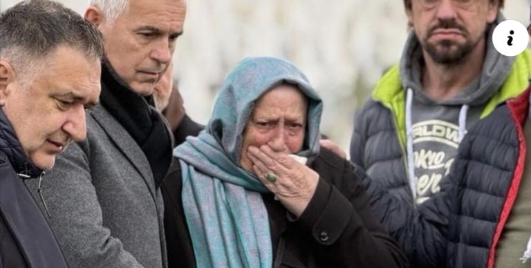 DIRLJIVO OKUPLJANJE PORODICE: Sejda prvi put na mezaru pokojnog Halida Bešlića (VIDEO)