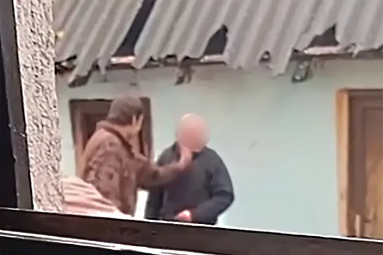 Ovaj snimak upravo je ZGROZIO državu: Sin šamara oca, a majka “navija”! Užasno nasilje