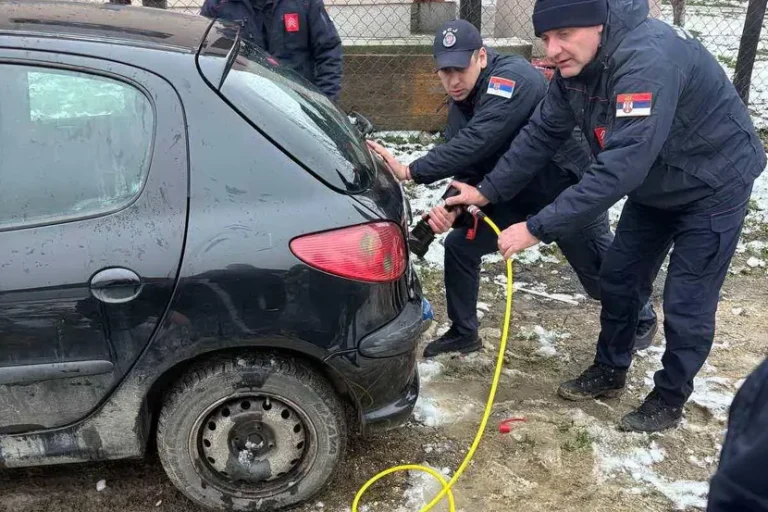 Drama u Kragujevcu! Beba ostala zaključana u autu: Hitno reagovali vatrogasci