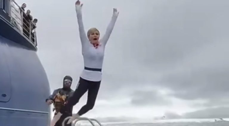 Kolinda Grabar-Kitarović pokazala hrabrost na Antarktici: Polarni skok u ledeno more