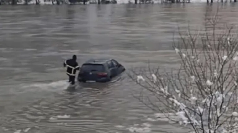 Automobil završio u nabujaloj rijeci u bh. gradu: Vatrogasac sjeo za volan i izvukao ga