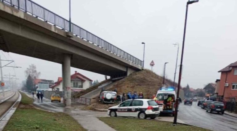 Teška nesreća u Sarajevu: Automobil se prevrnuo na krov, vozač povrijeđen