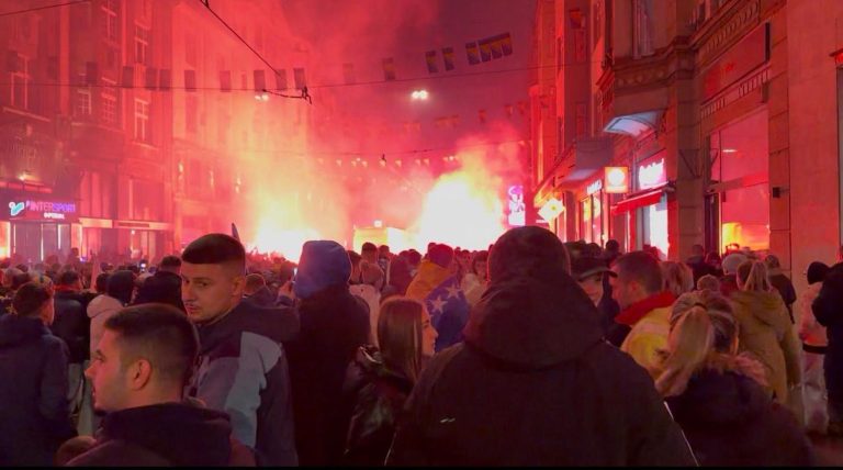 Navijači ispred Vječna vatra ispratili Zmajeve uz baklje