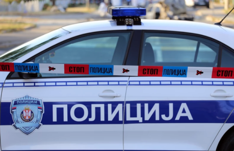 Otac i sinovi brutalno PRETUKLI KOMUNALNOG MILICAJCA kada je krenuo da im piše kaznu za parking! Drama: Oborili ga i šutirali, kamere sve snimile