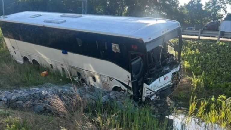 Autobus udario više vozila: Petoro mrtvih, 34 osobe povrijeđene