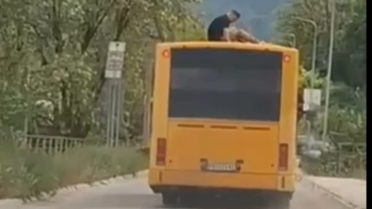 Opasna igra! Dječak se vozi na krovu autobusa (VIDEO)
