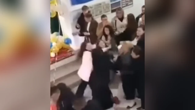 Šokantan snimak s mature u Cazinu: Majke se potukle zbog mjesta kod crvenog tepiha