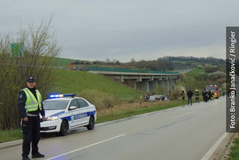 STRAVIČNA NESREĆA! Muškarac (84) se kolima zakucao u kombi: IMA MRTVIH I MNOGO POVRIJEĐENIH