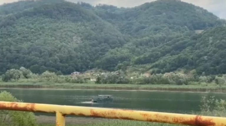 Muškarac koji je sa splava puštao pjesmu “Da Bog da se Srebrenica ponovila” prekršajno sankcionisan