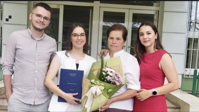 Životna pobjeda Bege Tihak: Sama podigla četvero djece, danas ponosno grli troje doktora
