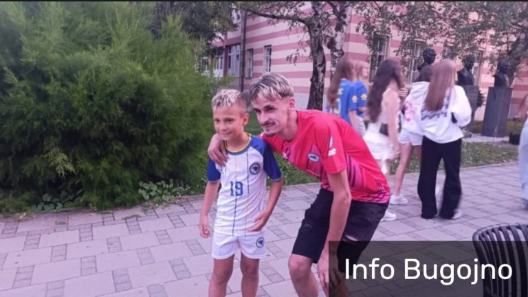U Bugojnu nastala totalna zabuna: Pojavio se dvojnik Kerima Alajbegovića, djeca se slikala sa njim